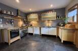 Discover this charming kitchen with its modern design and functional layout.