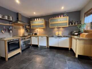 Discover this charming kitchen with its modern design and functional layout.