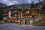 Discover the charm of this stunning hotel nestled in a picturesque mountain setting.