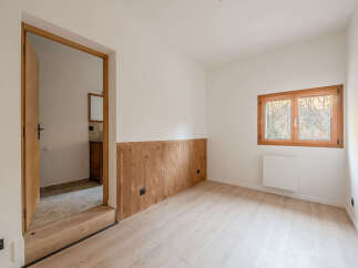 This inviting room showcases a blend of natural elements and modern design.