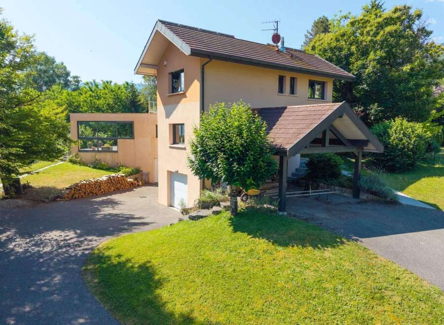 This stunning property boasts a modern design with a touch of rustic charm, perfect for those seeking a tranquil retreat.