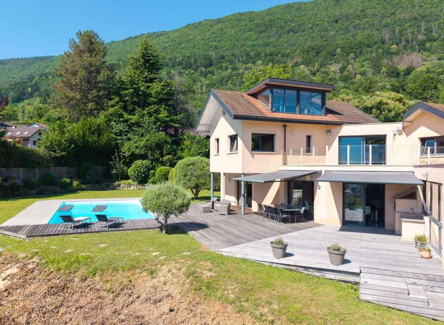 Discover your dream home in this stunning property! This luxurious residence boasts a beautiful pool, perfect for relaxation and entertaining.