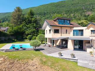 Discover your dream home in this stunning property! This luxurious residence boasts a beautiful pool, perfect for relaxation and entertaining.