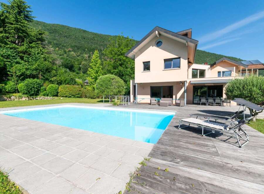 This stunning property boasts a luxurious outdoor space, perfect for relaxation and entertainment.