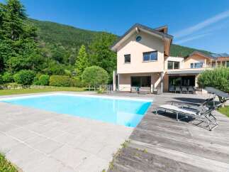 This stunning property boasts a luxurious outdoor space, perfect for relaxation and entertainment.