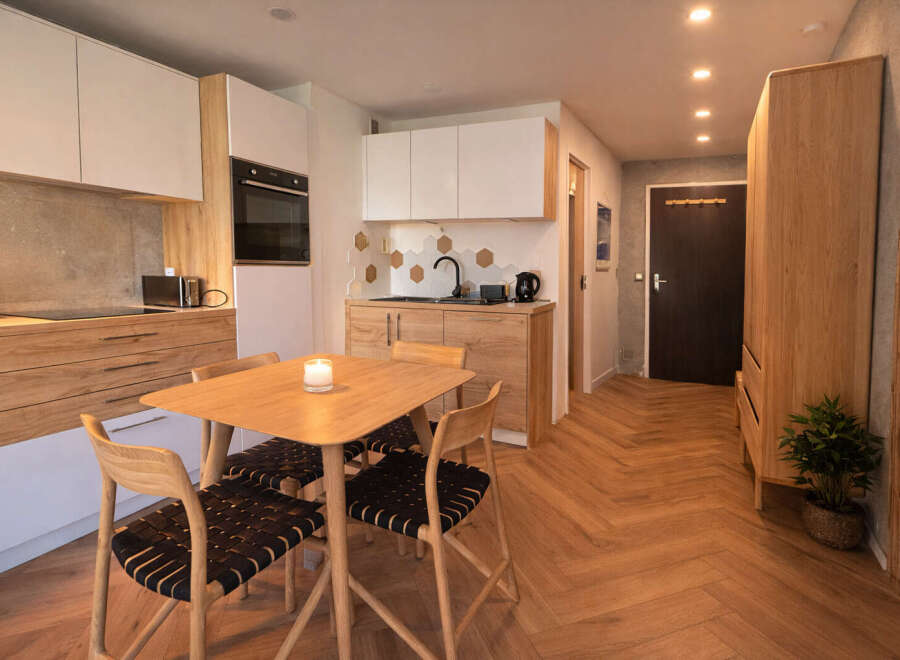 Discover modern living in this stylish apartment featuring a fully equipped kitchen with sleek cabinetry and appliances.