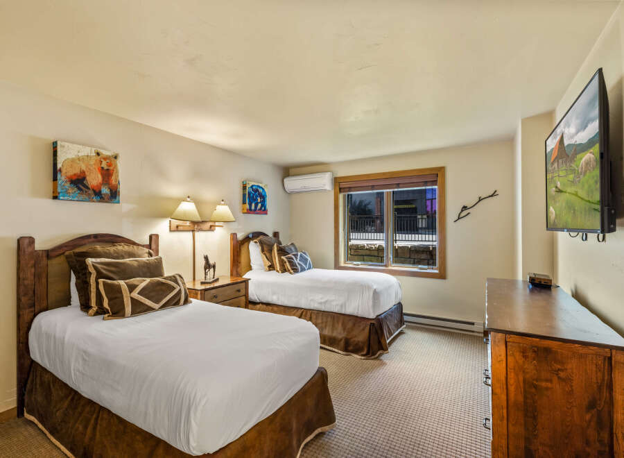 This cozy bedroom features two twin beds, perfect for a comfortable stay.