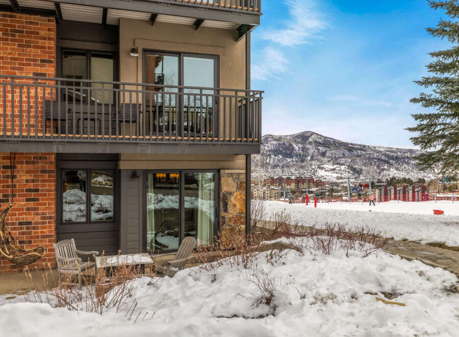 This stunning property boasts a prime location with breathtaking mountain views, perfect for a winter getaway.