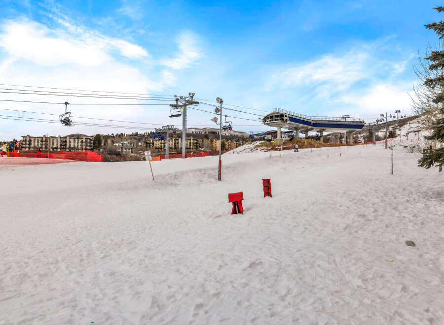 Enjoy the winter wonderland at this stunning ski resort! This property boasts a beautiful snow-covered landscape, perfect for skiing and snowboarding.