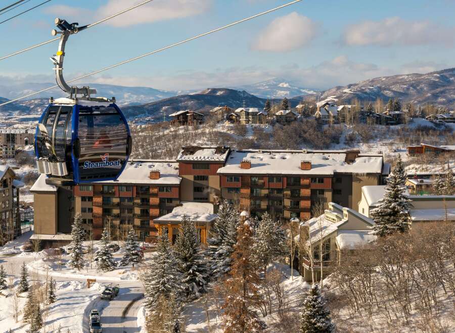 Experience the ultimate in luxury living with this stunning property, nestled in a picturesque mountain setting.
