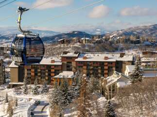 Experience the ultimate in luxury living with this stunning property, nestled in a picturesque mountain setting.