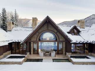 This stunning mountain home showcases exquisite architecture and design, perfect for a luxurious retreat.