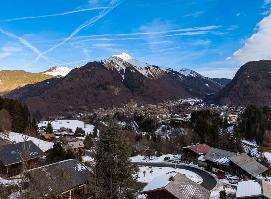 Discover a stunning mountain retreat with breathtaking views.