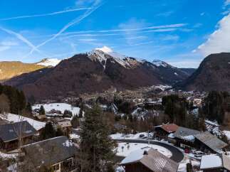 Discover a stunning mountain retreat with breathtaking views.