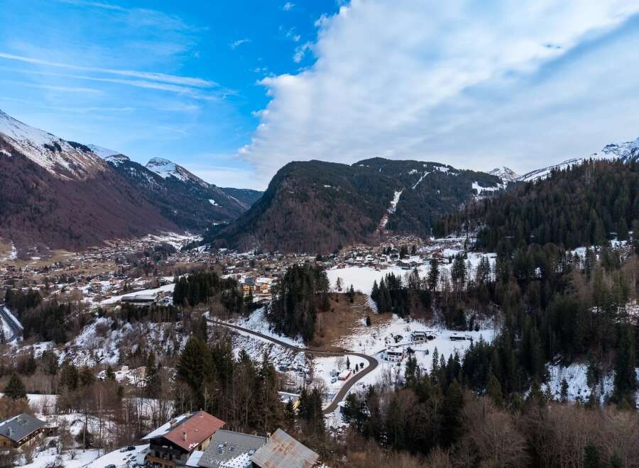 Discover a stunning mountain property nestled in a picturesque valley.