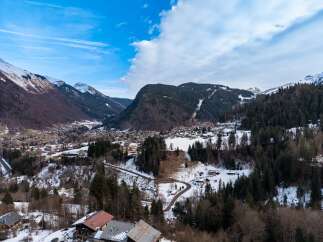 Discover a stunning mountain property nestled in a picturesque valley.