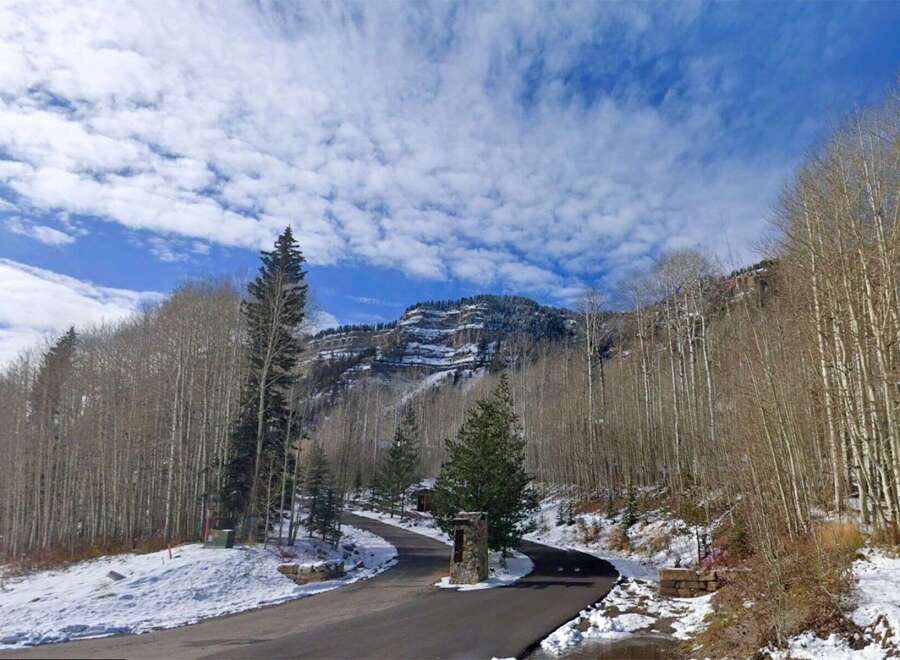 Discover the serenity of this mountain property, nestled amidst a picturesque landscape.