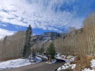 Discover the serenity of this mountain property, nestled amidst a picturesque landscape.