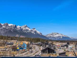 Discover the beauty of mountain living in this stunning property.