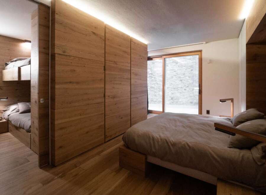 Discover the epitome of modern design in this stunning bedroom.