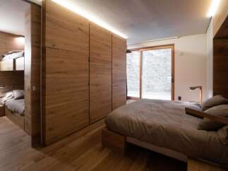 Discover the epitome of modern design in this stunning bedroom.