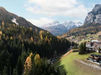 Nestled in a picturesque mountain valley, this stunning property offers breathtaking views of the surrounding landscape.