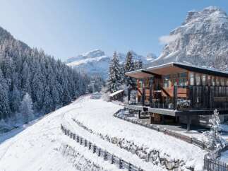 Discover a stunning mountain retreat with this luxurious property.