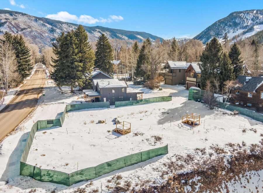 Discover a stunning property nestled in a picturesque mountain setting.