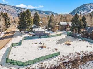 Discover a stunning property nestled in a picturesque mountain setting.
