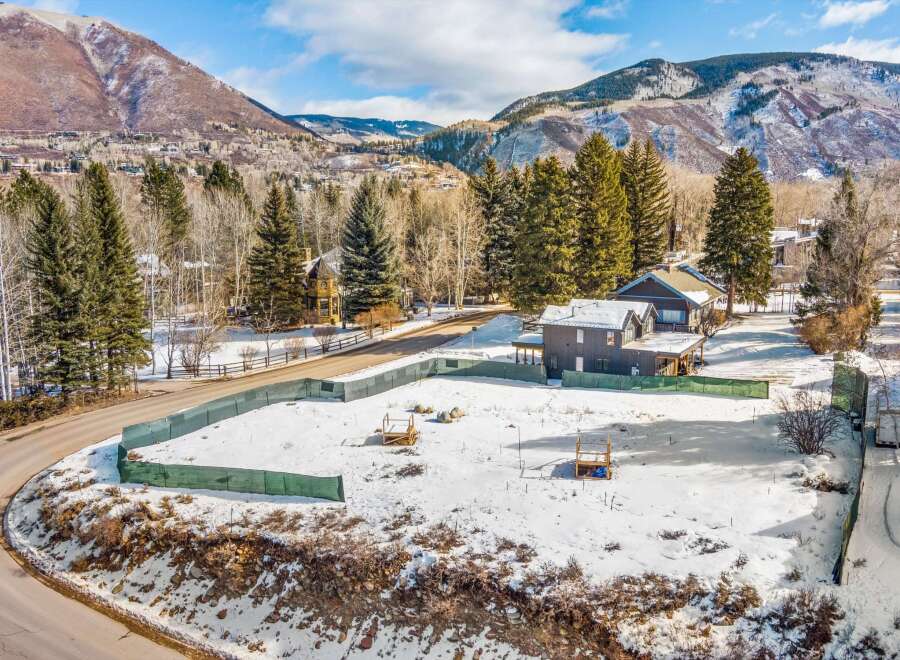 Discover a prime real estate opportunity in a picturesque mountain setting.