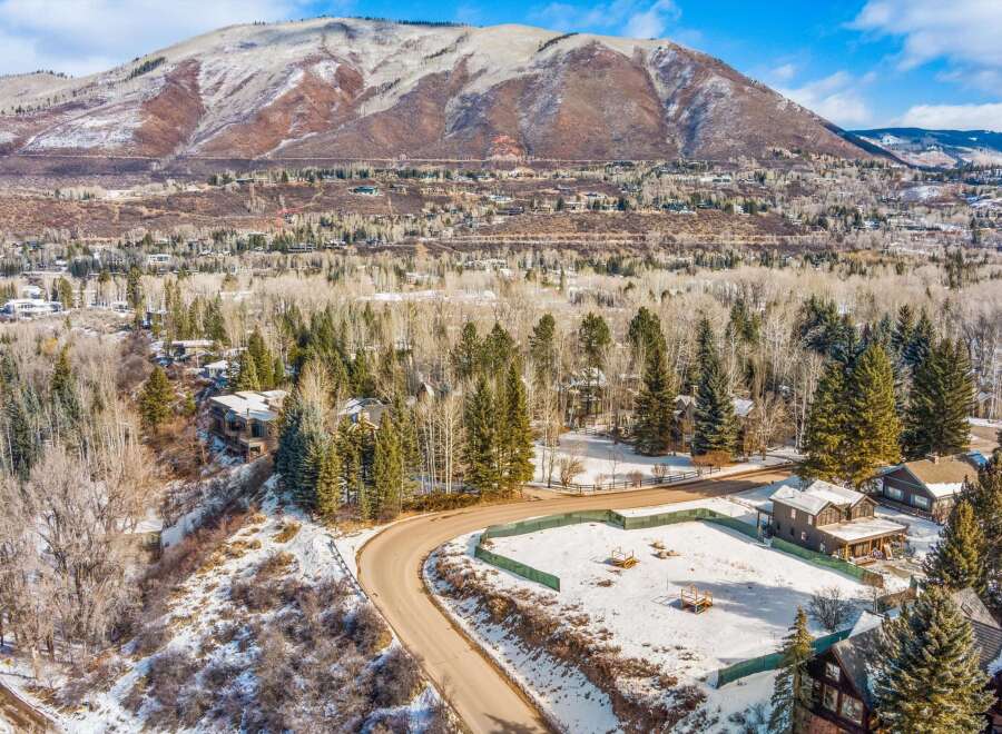 Discover the epitome of mountain living in this stunning property, nestled amidst a picturesque landscape.