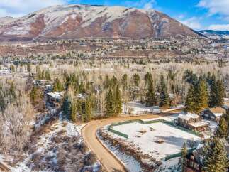Discover the epitome of mountain living in this stunning property, nestled amidst a picturesque landscape.