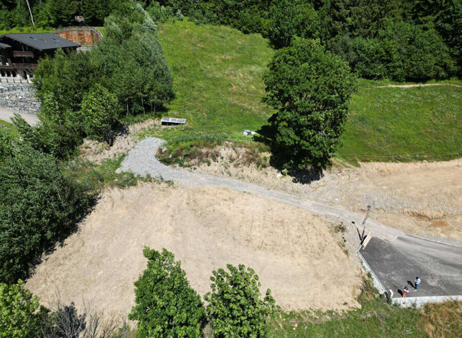 Discover a prime real estate opportunity nestled in a serene natural setting.