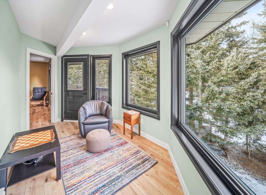 This inviting living space boasts a cozy seating area, perfect for relaxation.