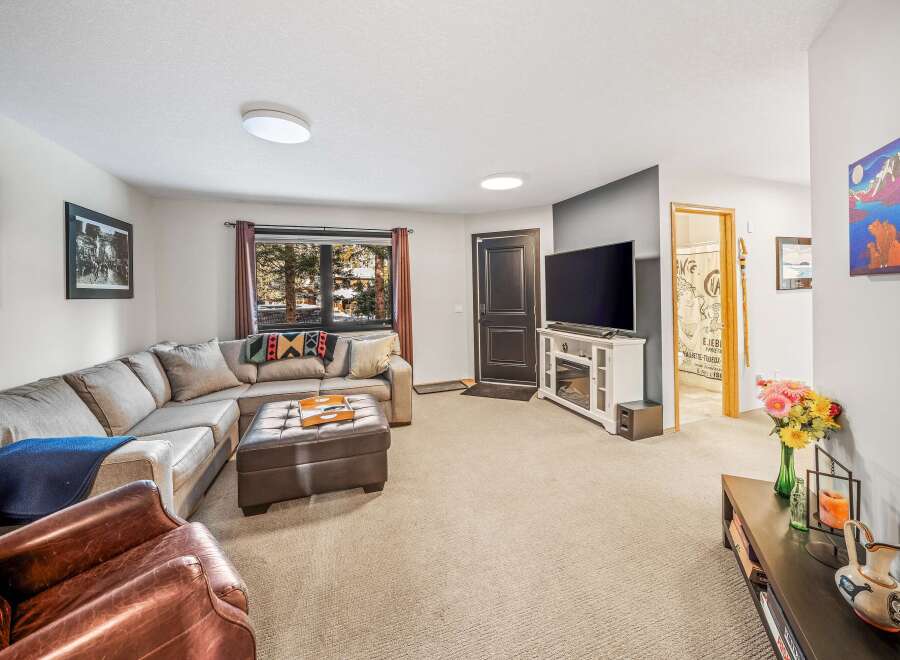 This cozy living room features a comfortable sectional sofa, perfect for relaxing and entertaining.