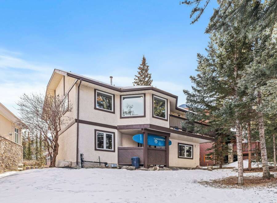 This stunning property boasts a prime location with breathtaking views.