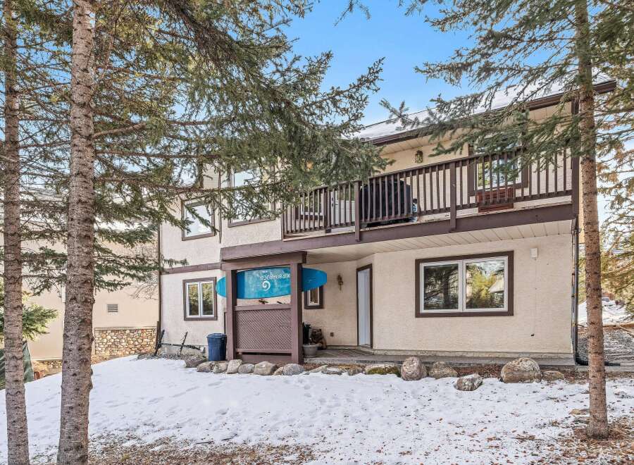 This charming property features a beautiful exterior with a balcony and a cozy atmosphere.