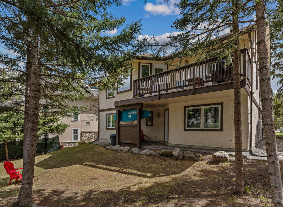 Discover this charming property featuring a beautiful exterior with a balcony and a well-maintained yard.