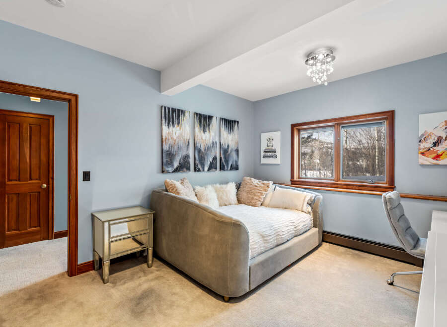 This stunning bedroom boasts a modern design with a touch of elegance.