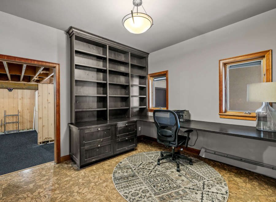 This home office boasts a stylish and functional design, perfect for productivity.