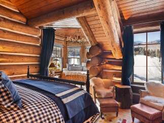 Step into rustic luxury in this stunning log cabin bedroom.