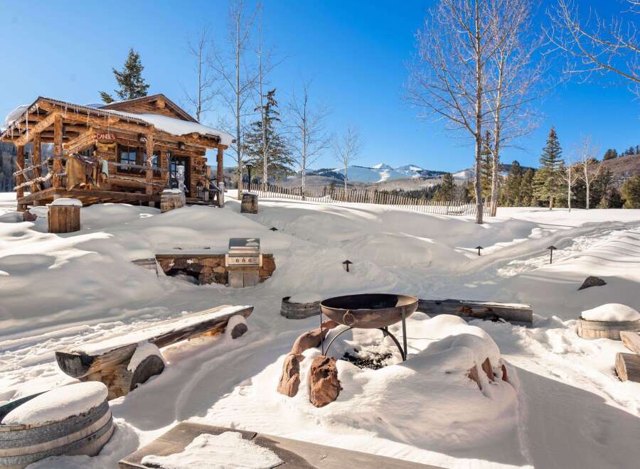 Experience the ultimate winter retreat in this stunning cabin nestled in a snowy landscape.