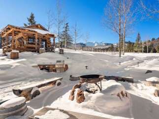Experience the ultimate winter retreat in this stunning cabin nestled in a snowy landscape.