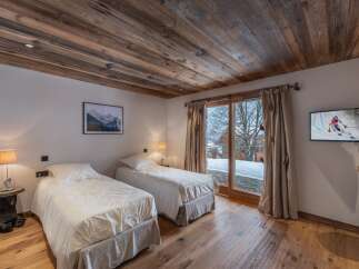Experience the epitome of alpine luxury in this stunning bedroom.