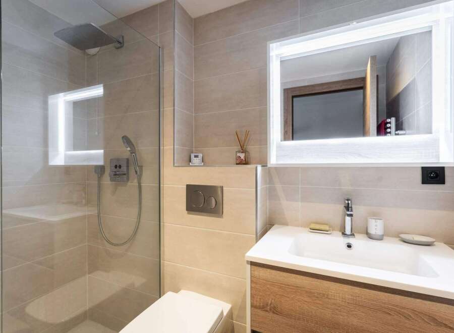Step into modern luxury with this stunning bathroom.