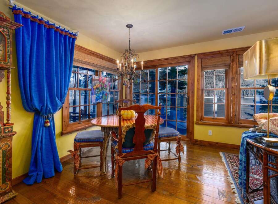 Step into this charming dining room, featuring a round table and elegant chairs, perfect for intimate gatherings.