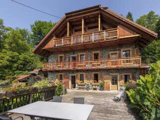 Discover the charm of this stunning chalet nestled in a picturesque setting.