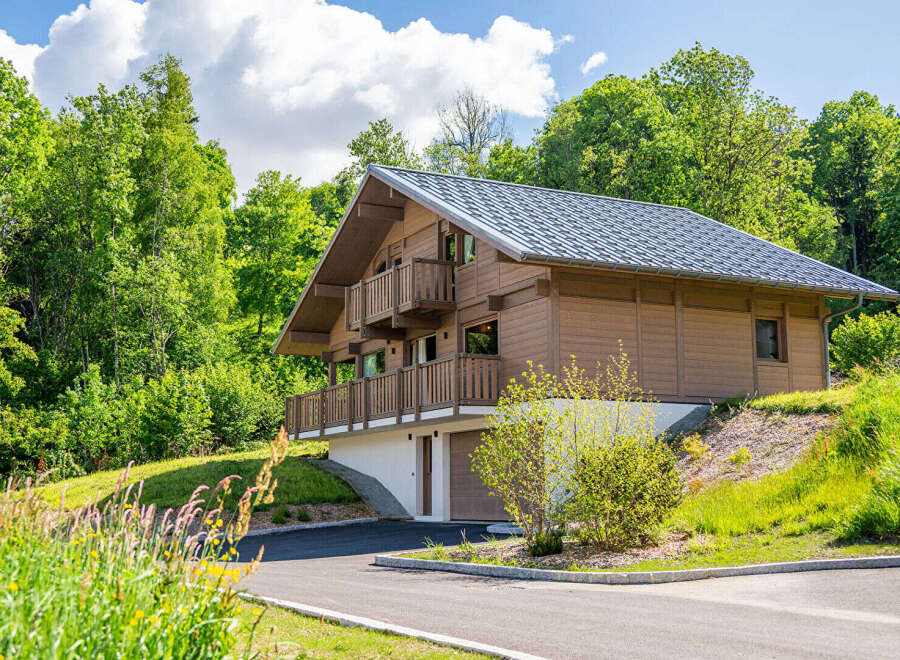 Discover your dream home nestled in nature! This stunning property boasts a modern design with a warm, inviting wooden exterior.