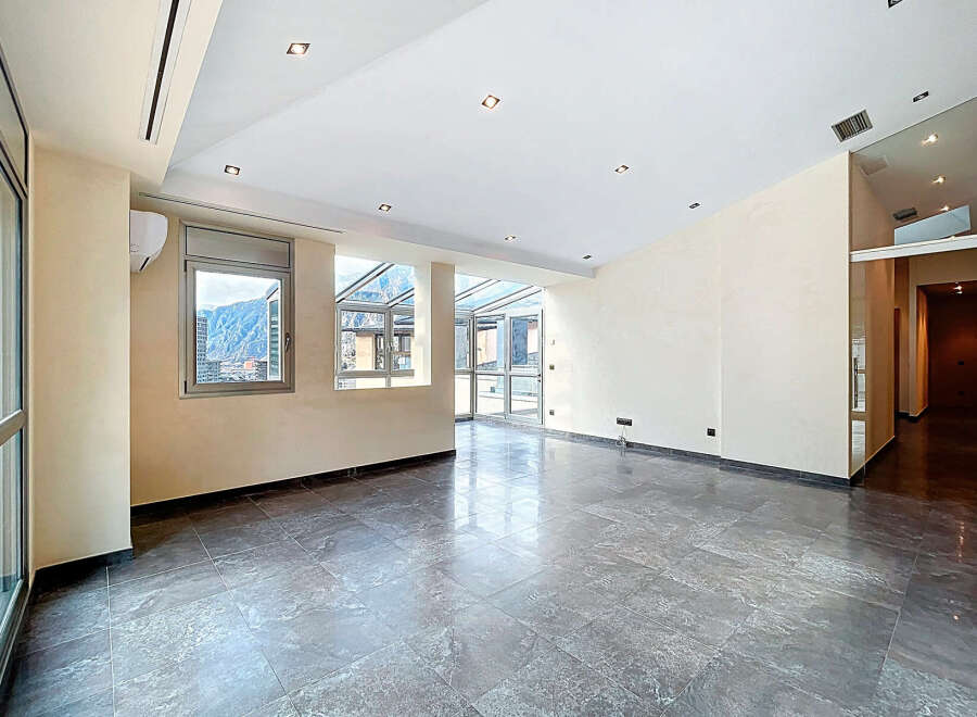 Discover this stunning modern property, boasting a spacious and bright interior.