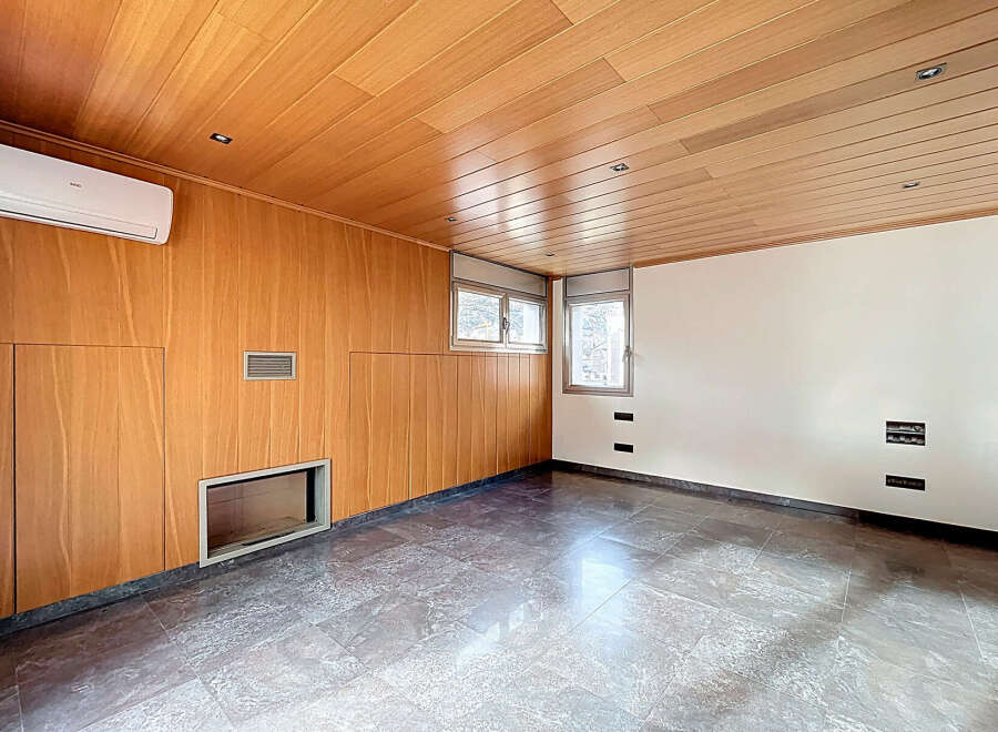 Discover the elegance of this stunning room, featuring exquisite wood paneling and a sleek, modern design.